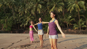 在海滩上练习瑜伽的女性12秒视频
