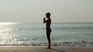 海边祈祷姿势的女人剪影9秒视频