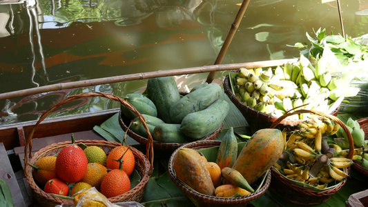 khlong河运河长尾船和热带异国丰富多彩的热带水果视频