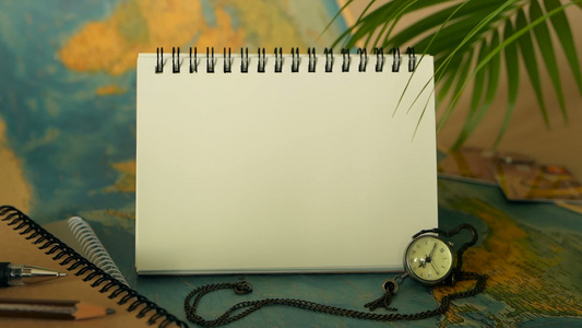 时间旅行概念热带度假主题与世界地图和笔记本带有复制视频