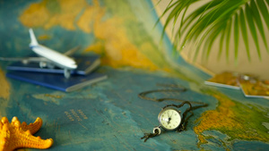 世界地图蓝护照和飞机15秒视频