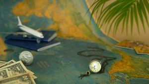 与世界地图蓝护照和飞机有关的热带假期主题为周日旅行14秒视频