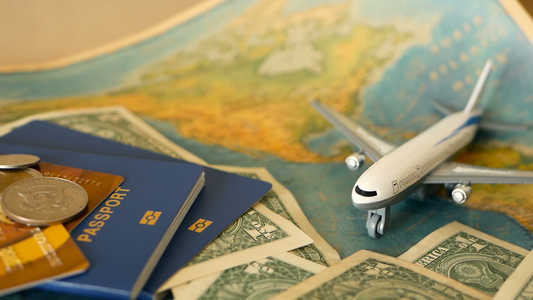 与世界地图蓝护照和飞机有关的热带假期主题为周日旅行视频