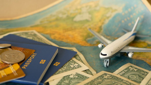 世界地图蓝护照和飞机6秒视频