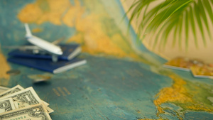 与世界地图蓝护照和飞机有关的热带假期主题为周日旅行10秒视频