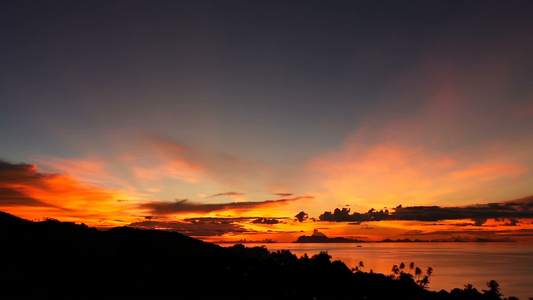 雄伟的热带橙色夏季游戏中时光倒流日落在海与山剪影在视频