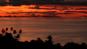 雄伟的热带橙色夏季游戏中时光倒流日落在海与山剪影在11秒视频