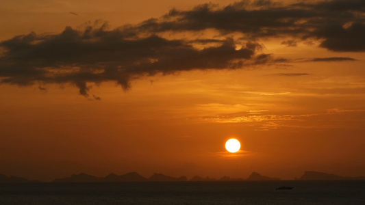 雄伟的热带橙色夏季游戏中时光倒流日落在海与山剪影在视频