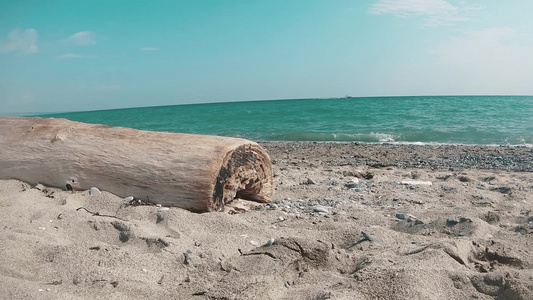 热带沙滩的波浪缓慢坠落视频