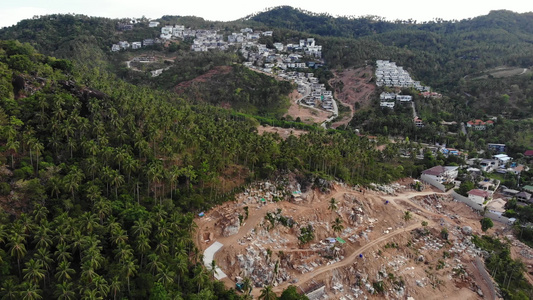 热带地形覆盖着濒临灭绝的森林和豪华别墅由于建筑物和视频