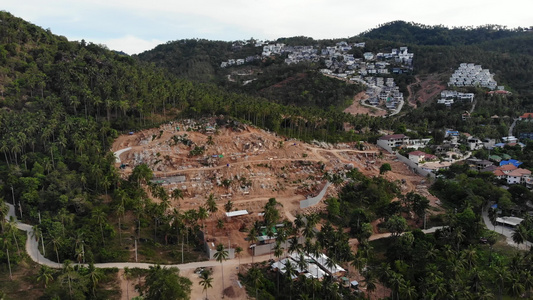 热带地形覆盖着濒临灭绝的森林和豪华别墅由于建筑物和视频