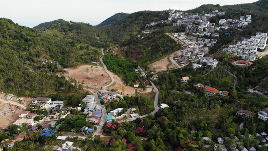 热带地形覆盖着濒临灭绝的森林和豪华别墅由于建筑物和视频