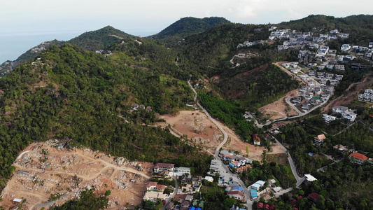 热带地形覆盖着濒临灭绝的森林和豪华别墅由于建筑物和视频