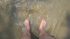 男人的脚在海中被浪冲洗20秒视频