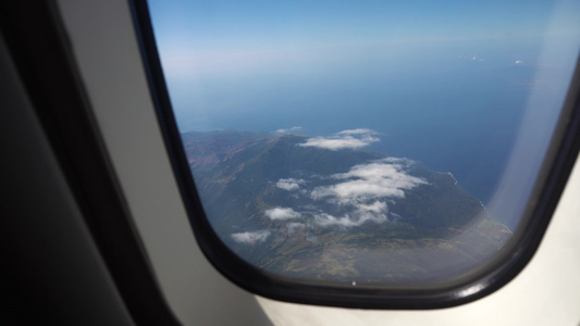 从海洋上的飞机窗口看向外面视频