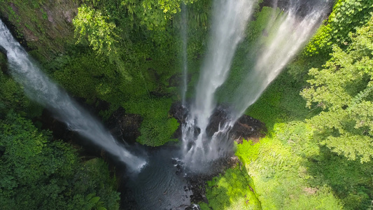 美丽的热带瀑布巴利印度视频