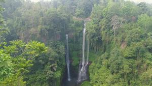 美丽的热带瀑布巴利印度26秒视频