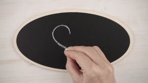 手画着黑板上白粉笔的手工心脏头顶看平平面10秒视频