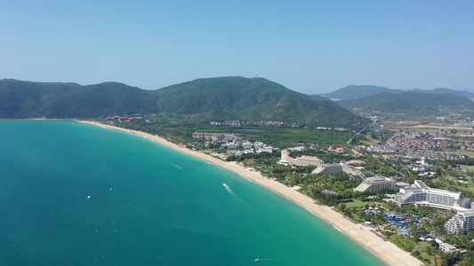 航拍海南三亚亚龙湾海滩月牙湾热带沙滩海景视频