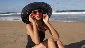 在海滩上戴太阳镜的年轻女子9秒视频