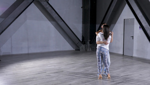 专业舞者在大工作室大厅共舞25秒视频