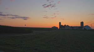 日出时看到农场和乡下热气球漂浮在半阴云的夏日上如无人机15秒视频