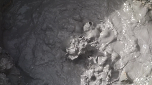 热热的泥坑部分在阴影中沸腾视频