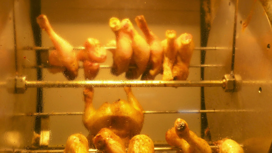 烤鸡在机烤炉中的烤鸡视频