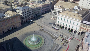 意大利热那亚市法拉利广场主广场喷泉的空中全景无人机16秒视频