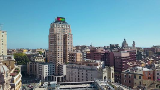 市中心全景无人驾驶飞机的空中观察建筑物和街道4k视频视频