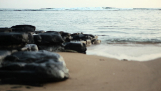 夏威夷考艾岛海滩上的岩石视频