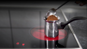 在电炉上做土制咖啡20秒视频