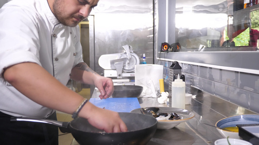 将虾和其他海产食品放在热锅里视频
