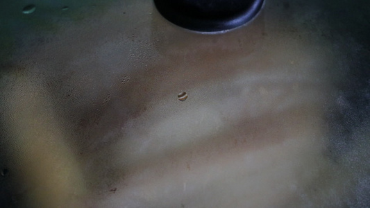烹饪时锅盖盖上形成的水滴时间短于此视频