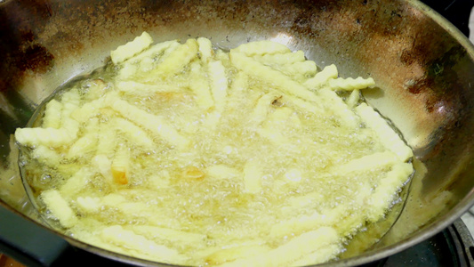 用热泡泡沸油煮炸薯条锅煎土豆视频