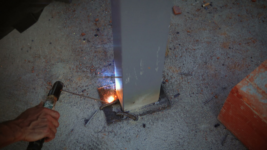 用火花焊接钢管视频