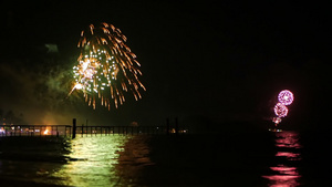 明亮的烟花在海面上空16秒视频