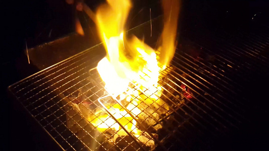 在一个晚上在金属烧烤炉中关闭燃煤视频