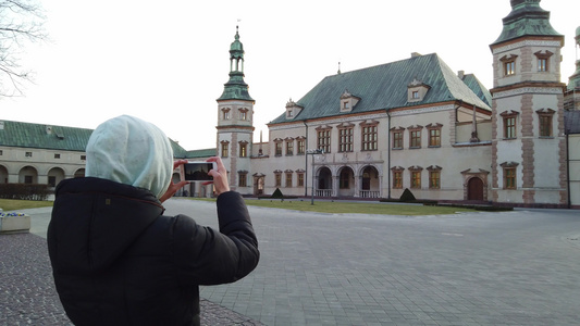 观光女游客拍旧宫殿的照片视频