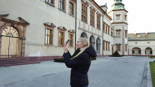 女游客拍下旧城宫殿的照片视频