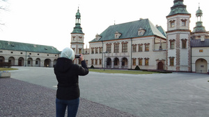 女游客在广场上拍下王宫的旧照片16秒视频
