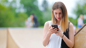 年轻的白种女人在欧洲城市发送信息并在户外听音乐戴墨镜8秒视频
