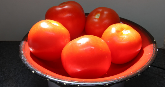 红碗里几个红番茄视频