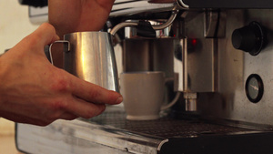 咖啡师正在做煮牛奶14秒视频