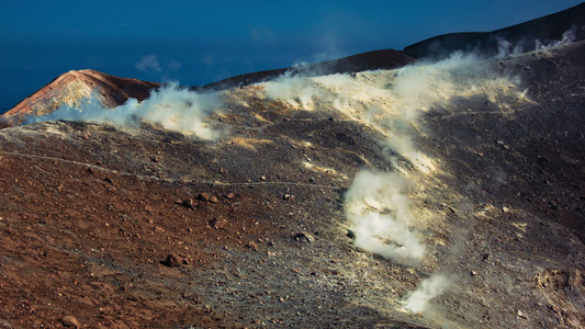 火山岛烟雾释放白蒸汽视频