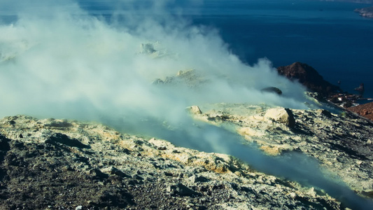 火山岛烟雾释放白蒸汽视频