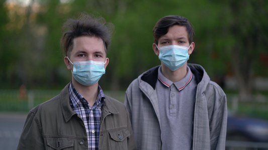 两个朋友戴着医疗口罩视频