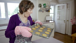 端着一盘饼干的老妇人21秒视频