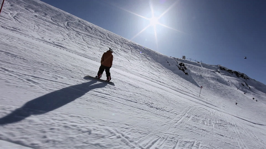 两人在滑雪胜地滑雪视频