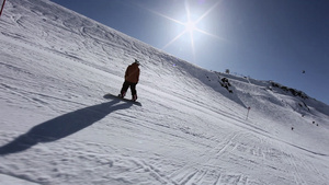 两人在滑雪胜地滑雪11秒视频